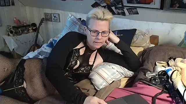 Snapshot of MaryG chatting on 02.28.25 MaryG online show from 02.28.25