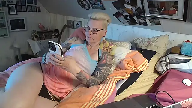 Snapshot of MaryG chatting on 03.16.25 MaryG online show from 03.16.25