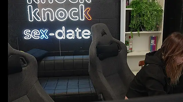 Snapshot of Elnonoykeila77 chatting on 10.27.25 Elnonoykeila77 online show from 10.27.25