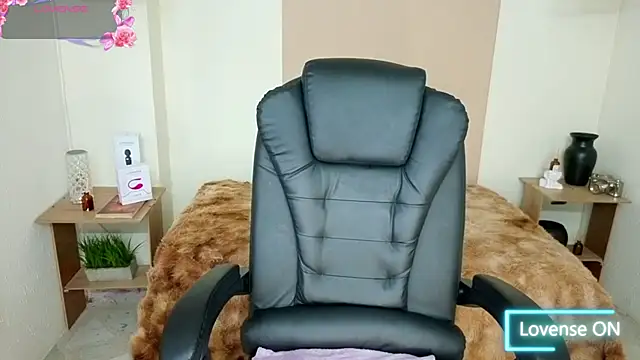 Snapshot of AnisiaFarina chatting on 10.16.25 AnisiaFarina online show from 10.16.25