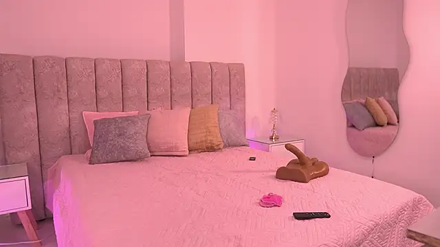 Snapshot of violeta_aroca chatting on 11.22.25 violeta aroca online show from 11.22.25