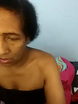 Snapshot of Aishamara chatting on 11.29.25 Aishamara online show from 11.29.25