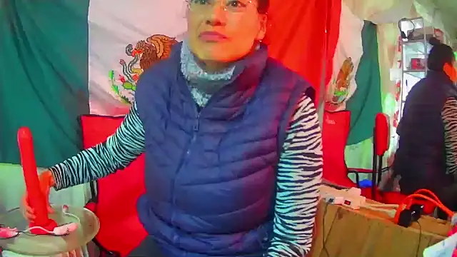 Snapshot of LaInsaciableIntensa chatting on 02.11.25 LaInsaciableIntensa online show from 02.11.25