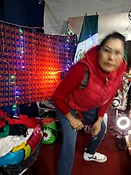 Snapshot of LaInsaciableIntensa chatting on 10.15.25 LaInsaciableIntensa online show from 10.15.25