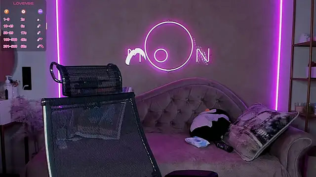 Snapshot of lika_lil chatting on 10.18.25 lika lil online show from 10.18.25