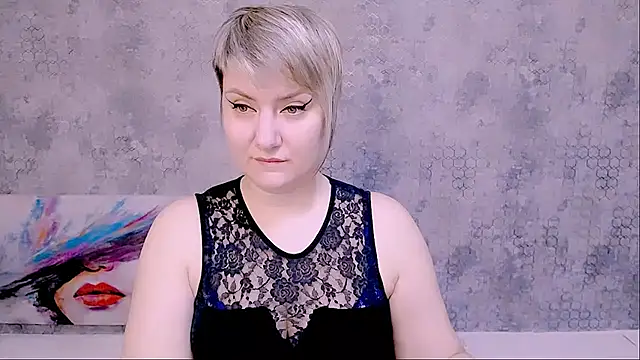 Snapshot of Djullia chatting on 02.08.25 Djullia online show from 02.08.25