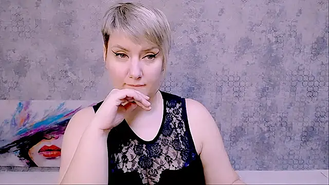 Snapshot of Djullia chatting on 02.08.25 Djullia online show from 02.08.25