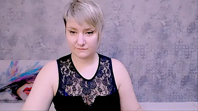 Snapshot of Djullia chatting on 02.08.25 Djullia online show from 02.08.25