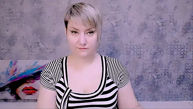 Snapshot of Djullia chatting on 02.09.25 Djullia online show from 02.09.25