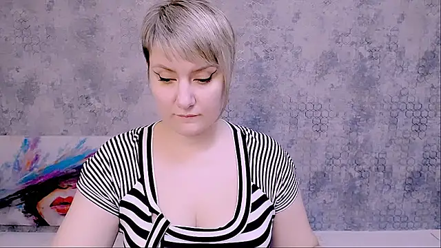 Snapshot of Djullia chatting on 02.09.25 Djullia online show from 02.09.25