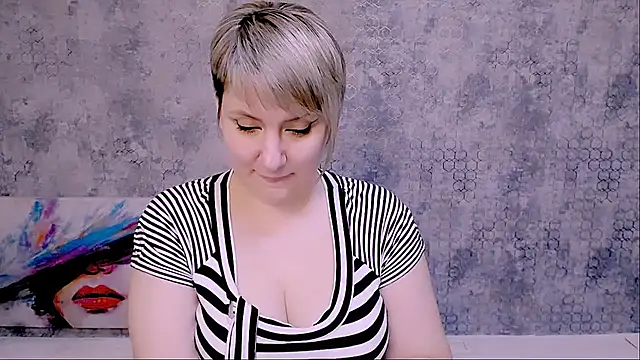 Snapshot of Djullia chatting on 02.09.25 Djullia online show from 02.09.25