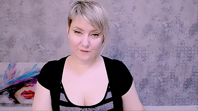 Snapshot of Djullia chatting on 02.13.25 Djullia online show from 02.13.25