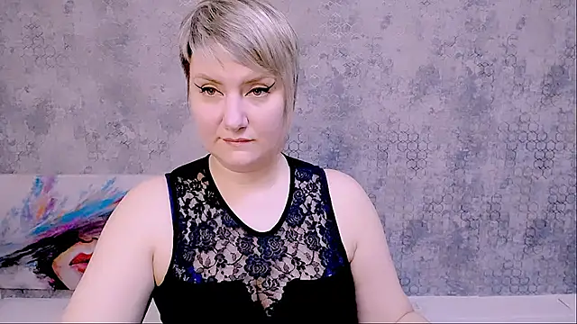 Snapshot of Djullia chatting on 02.14.25 Djullia online show from 02.14.25