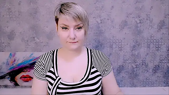 Snapshot of Djullia chatting on 03.07.25 Djullia online show from 03.07.25