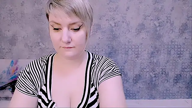 Snapshot of Djullia chatting on 03.07.25 Djullia online show from 03.07.25