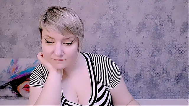 Snapshot of Djullia chatting on 03.15.25 Djullia online show from 03.15.25