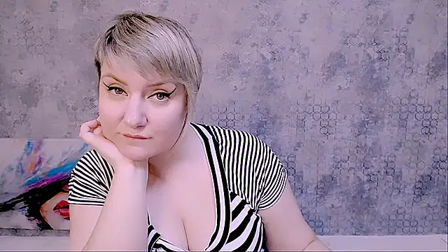 Snapshot of Djullia chatting on 03.15.25 Djullia online show from 03.15.25