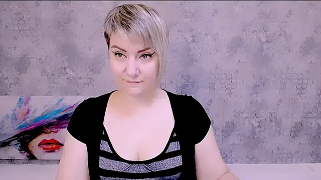 Snapshot of Djullia chatting on 09.17.25 Djullia online show from 09.17.25