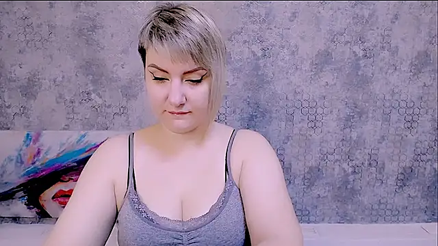 Snapshot of Djullia chatting on 09.18.25 Djullia online show from 09.18.25