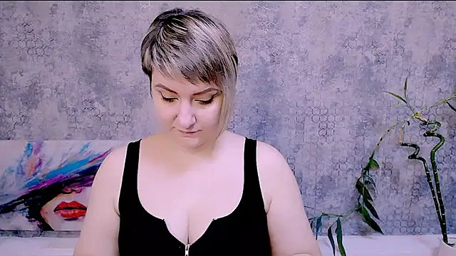 Snapshot of Djullia chatting on 11.03.25 Djullia online show from 11.03.25