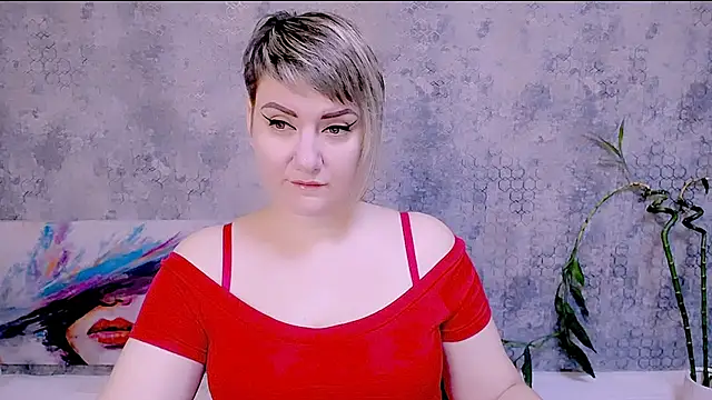 Snapshot of Djullia chatting on 11.08.25 Djullia online show from 11.08.25