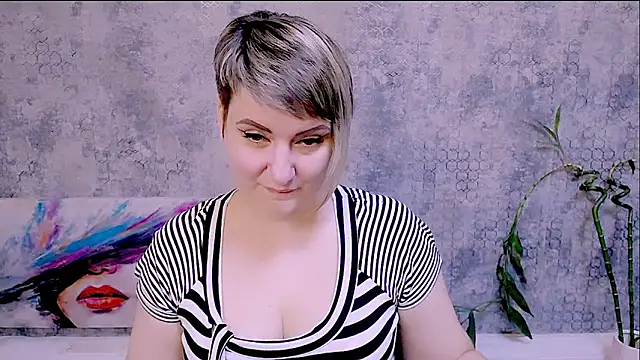 Snapshot of Djullia chatting on 11.10.25 Djullia online show from 11.10.25