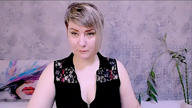 Snapshot of Djullia chatting on 11.17.25 Djullia online show from 11.17.25