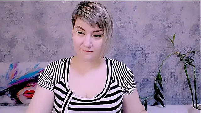 Snapshot of Djullia chatting on 11.23.25 Djullia online show from 11.23.25