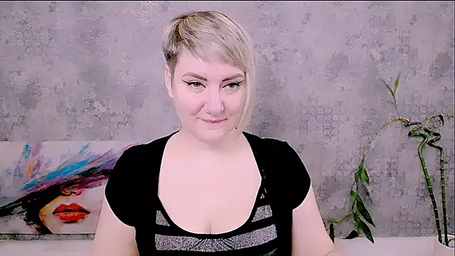 Snapshot of Djullia chatting on 12.04.25 Djullia online show from 12.04.25