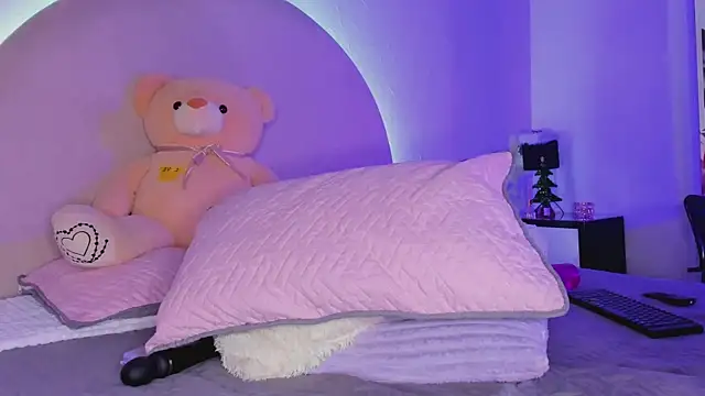 Snapshot of elsalondon chatting on 12.29.24 elsalondon online show from 12.29.24