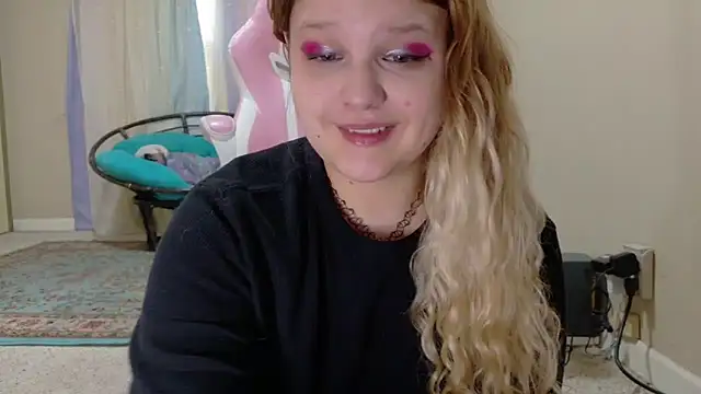 Snapshot of Emihaze chatting on 11.29.25 Emihaze online show from 11.29.25