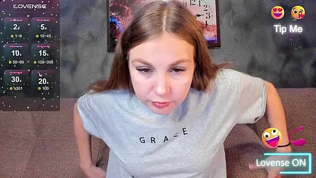 Snapshot of CassieMils chatting on 11.04.25 CassieMils online show from 11.04.25