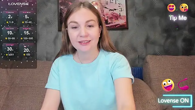 Snapshot of CassieMils chatting on 11.29.25 CassieMils online show from 11.29.25