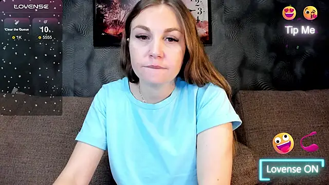 Snapshot of CassieMils chatting on 12.04.25 CassieMils online show from 12.04.25