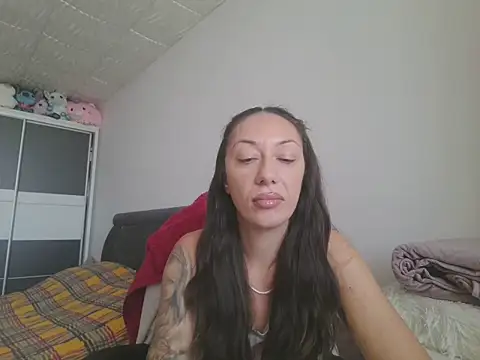 Snapshot of MeliEva chatting on 10.21.25 MeliEva online show from 10.21.25