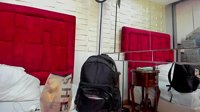 Snapshot of Tayra_Siny chatting on 10.15.25 Tayra Siny online show from 10.15.25