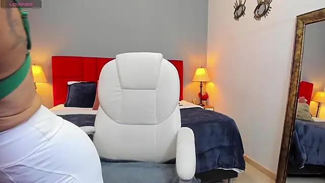 Snapshot of _Nicoletteshea_ chatting on 12.18.25 Nicoletteshea online show from 12.18.25