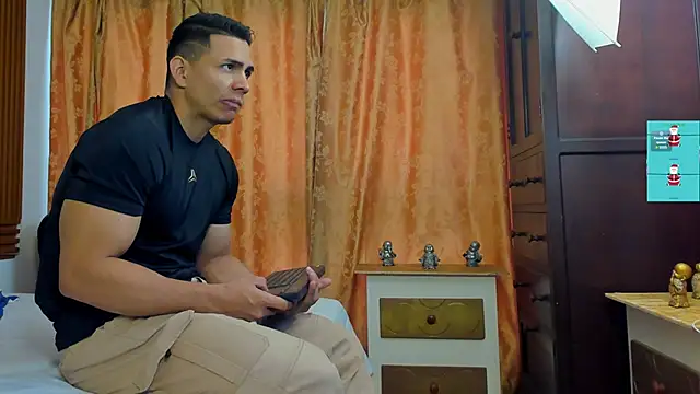 Snapshot of ChoreyTaiylor chatting on 12.04.25 ChoreyTaiylor online show from 12.04.25