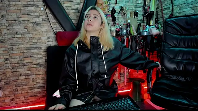 Snapshot of Liltildeman_moon chatting on 11.29.25 Liltildeman moon online show from 11.29.25