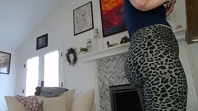 Snapshot of AuroraWillows chatting on 09.27.25 AuroraWillows online show from 09.27.25