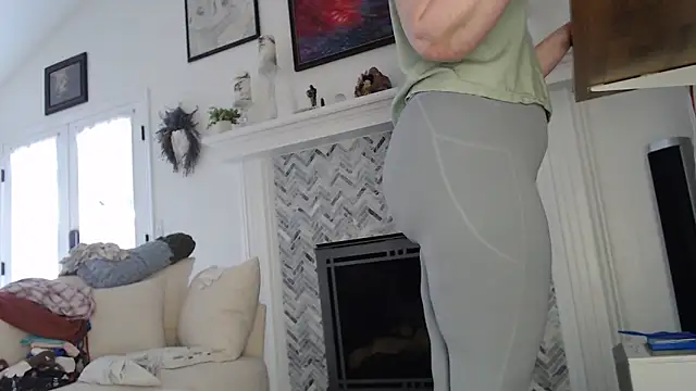 Snapshot of AuroraWillows chatting on 10.02.25 AuroraWillows online show from 10.02.25