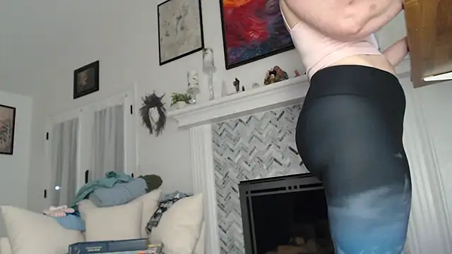 Snapshot of AuroraWillows chatting on 10.21.25 AuroraWillows online show from 10.21.25