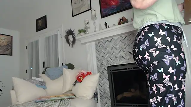 Snapshot of AuroraWillows chatting on 10.26.25 AuroraWillows online show from 10.26.25