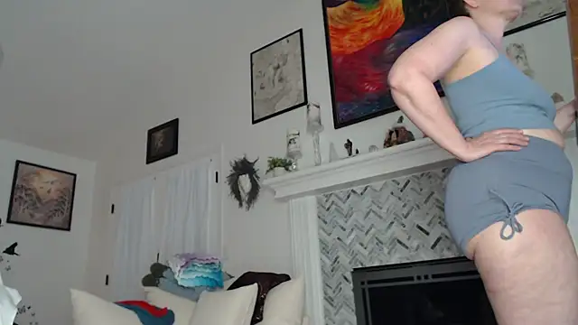 Snapshot of AuroraWillows chatting on 11.24.25 AuroraWillows online show from 11.24.25