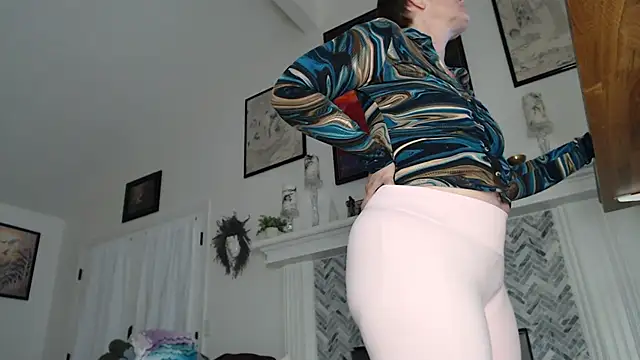 Snapshot of AuroraWillows chatting on 11.30.25 AuroraWillows online show from 11.30.25