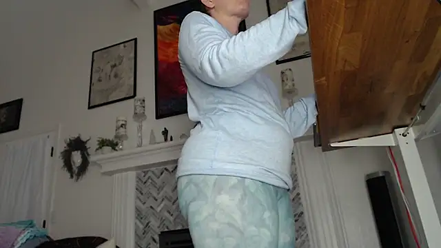 Snapshot of AuroraWillows chatting on 12.15.25 AuroraWillows online show from 12.15.25