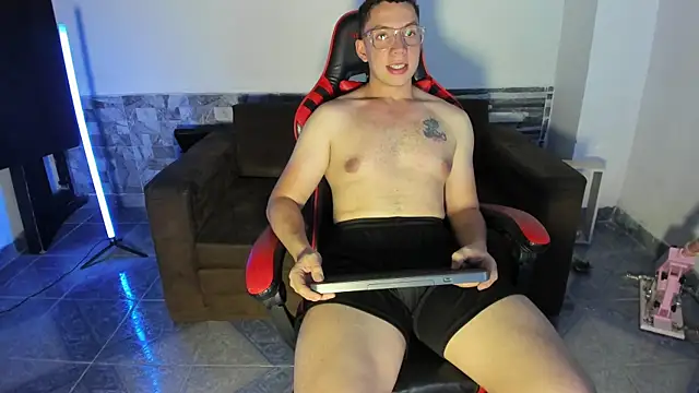 Snapshot of davinalhot chatting on 04.08.26 davinalhot online show from 04.08.26