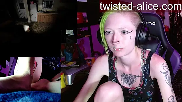 Snapshot of alicewonder09 chatting on 05.17.26 alicewonder09 online show from 05.17.26