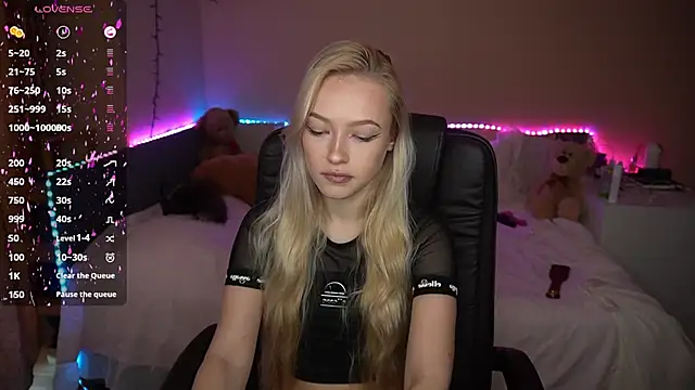 Snapshot of AmandaFiree chatting on 10.19.25 AmandaFiree online show from 10.19.25