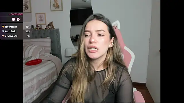 Snapshot of samysweet_8 chatting on 03.18.25 samysweet 8 online show from 03.18.25